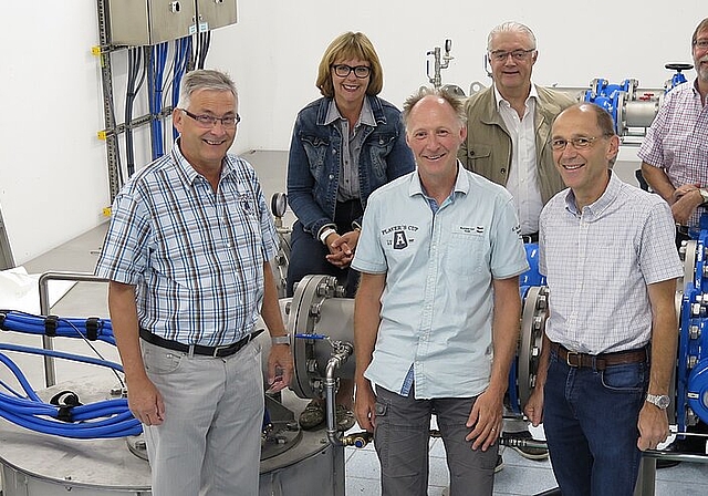 Die Baukommission im neuen Pumpwerk (v.l.): Ronni Hilfiker (kantonales Amt für Umwelt), Petra Kuster (Gemeinderätin Neuenhof), Roman Maeder (Ingenieur; Gesamtkonzept), Roland Kuster (Gemeinderat Wettingen), Richard Weber (Technische Betriebe Würen