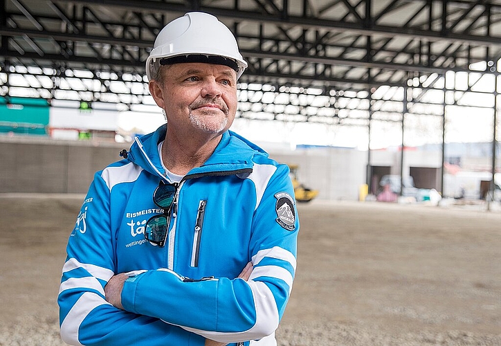  Eismeister Markus Ernst unter dem Dach des neuen Eisfelds. (Barbara Scherer)
