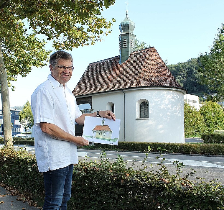 Hansjörg Egloff vor der Kreuzkapelle an der Landstrasse. Für seine Skizze hat er eine Stunde gebraucht. Rahel Bühler