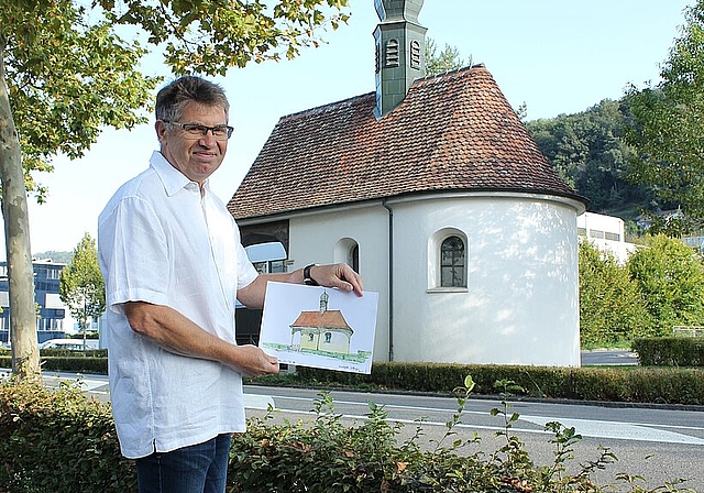 Hansjörg Egloff vor der Kreuzkapelle an der Landstrasse. Für seine Skizze hat er eine Stunde gebraucht. Rahel Bühler