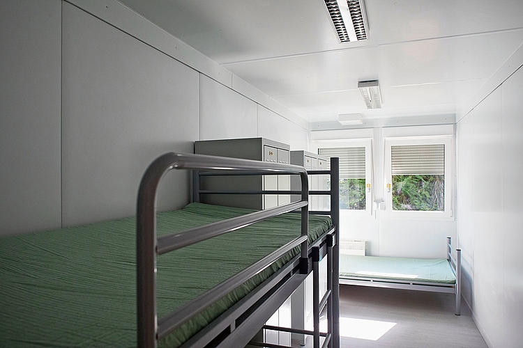Blick in ein Familienschlafzimmer in einer Wohneinheit für 15 Personen. Blick in ein Familienschlafzimmer in einer Wohneinheit für 15 Personen.