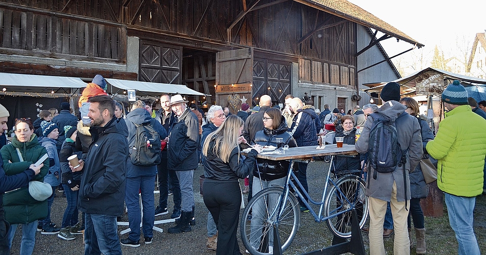 Gemütliches Beisammensein: Die Besucherinnen und Besucher diskutieren vor der Zentrumsscheune.Irene Hung-König Gemütliches Beisammensein: Die Besucherinnen und Besucher diskutieren vor der Zentrumsscheune.Irene Hung-König