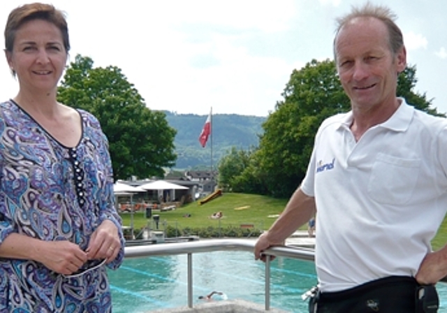 Setzen sich für den Erhalt der Badi ein: Gemeinderätin Karin Funk und Bademeister Andreas Luder. Foto: sw