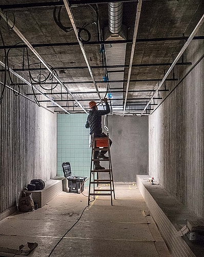 Die Garderobe im Hallenbad entsteht.