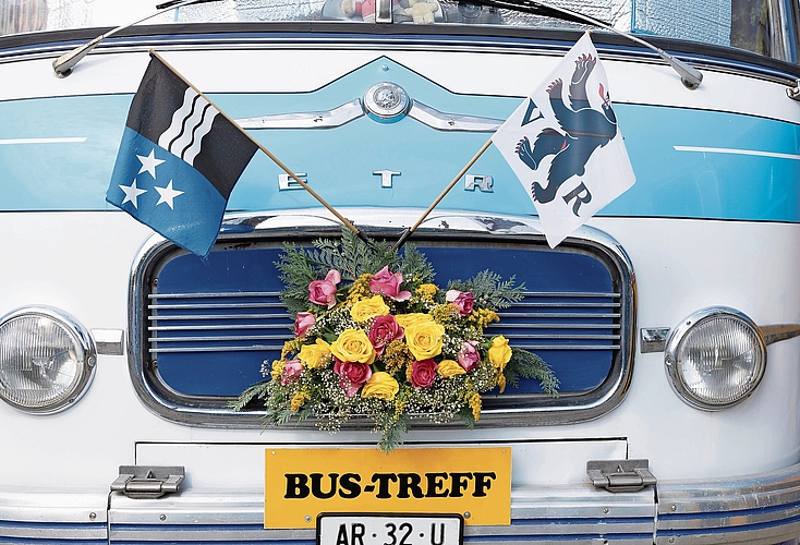 Ruedi und Rita Niederer schmücken ihren Setra für jeden Bustreff mit Blumen und passenden Fahnen. 