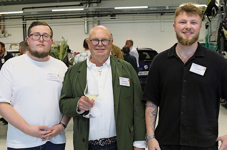 Walter Benz (Mitte) übergibt sein Treuhandunternehmen bald an Enkel Patrick Benz. Er führt das Unternehmen künftig mit seinem Kollegen Nicolas Frick (l.). Walter Benz (Mitte) übergibt sein Treuhandunternehmen bald an Enkel Patrick Benz. Er führt das Unternehmen künftig mit seinem Kollegen Nicolas Frick (l.).