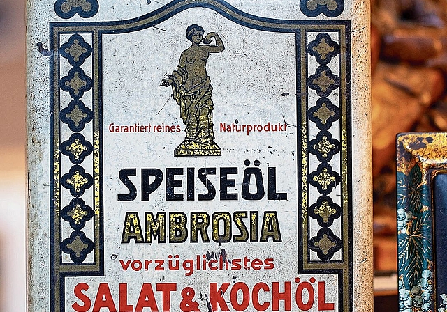 Für fast jeden hat es etwas dabei: Hier sind Scheren und Uhren zu sehen (l.), ein spezielles Öl und ein goldener Schuh.