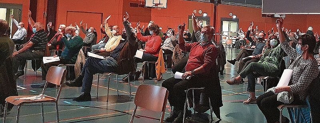 Die Turnhalle Zentrum war mit 137 Stimmbürgerinnen und -bürgern gut gefüllt. (Bild: Robin Schwarz)
