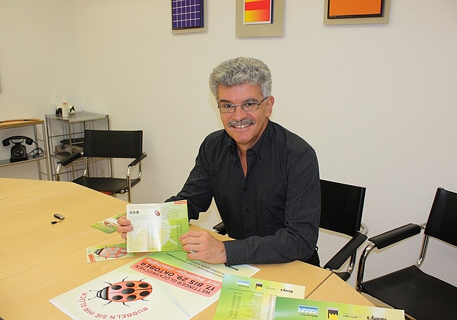 Hans Utz zeigt die Rubbelkarte, die während zweier Wochen aufliegt.  cfr