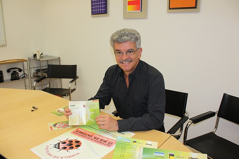 Hans Utz zeigt die Rubbelkarte, die während zweier Wochen aufliegt. cfr