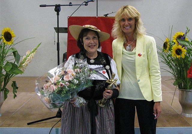 Die Trachtenfrauen servierten den Apéro, Frau Gemeindeammann Susanne Schläpfer freuts. Fotos: zVg
