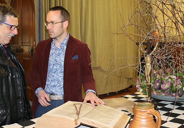 Der Wettinger Urs Iten (m.) zeigt einem Besucher, was er zum Thema «Tafeln unter Mönchen» geschaffen hatte.
