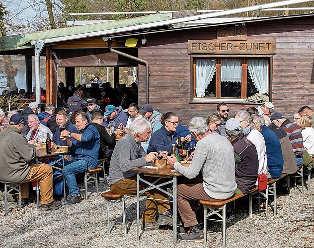 Verdiente Mittagspause für alle Helfenden in der Fischerhütte.