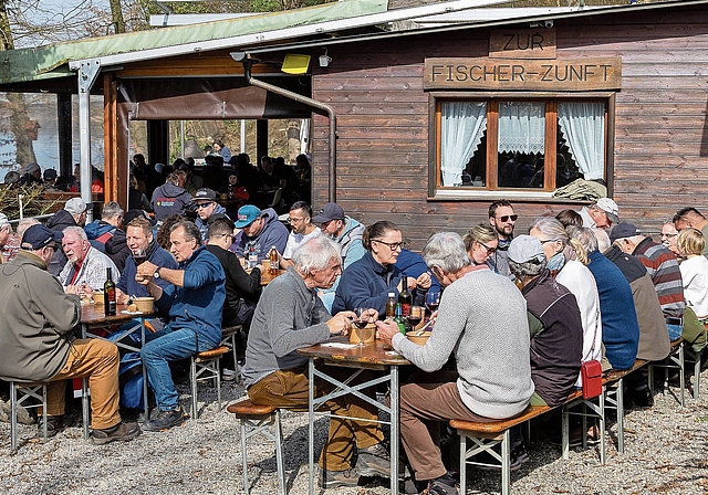 Verdiente Mittagspause für alle Helfenden in der Fischerhütte.