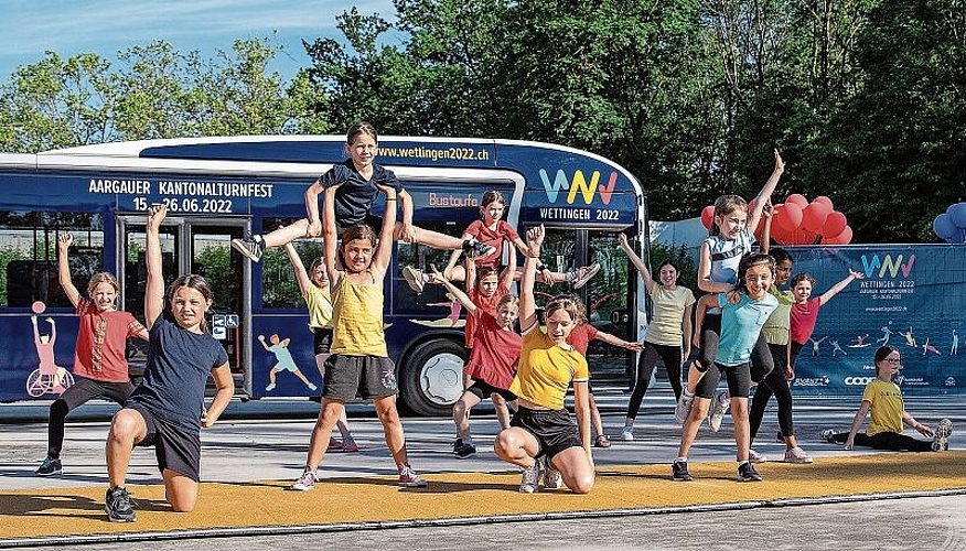 Turnende Kinder der Trägervereine bei einer akrobatischen Showeinlage (Bilder: Gaby Kost)
