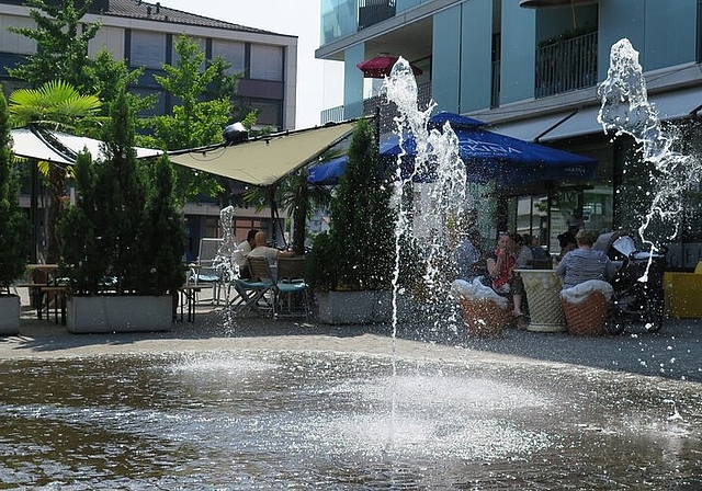 Ferienstimmung auf dem Zentrumsplatz: Im Schatten sitzen, den Wasserspielen zusehen und eine Glace essen. Steht früher auf: Gemeindeammann Markus Dieth. Foto: AZ/Archiv Schwitzen im Vitalhaus auch ohne Sport: Julie Bichsel (l.) und Rita Bizzozzero. 