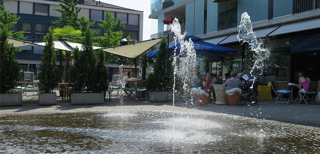 Ferienstimmung auf dem Zentrumsplatz: Im Schatten sitzen, den Wasserspielen zusehen und eine Glace essen. Steht früher auf: Gemeindeammann Markus Dieth. Foto: AZ/Archiv Schwitzen im Vitalhaus auch ohne Sport: Julie Bichsel (l.) und Rita Bizzozzero. Ferienstimmung auf dem Zentrumsplatz: Im Schatten sitzen, den Wasserspielen zusehen und eine Glace essen. Steht früher auf: Gemeindeammann Markus Dieth. Foto: AZ/Archiv Schwitzen im Vitalhaus auch ohne Sport: Julie Bichsel (l.) und Rita Bizzozzero. Fotos: ska