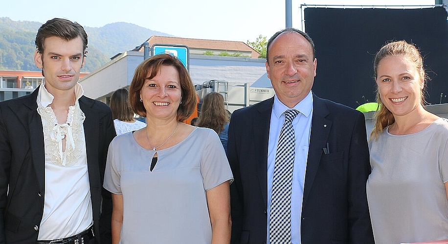 Die Schauspieler Reto Stalder (l.) alias Fabio und Barbara Terpoorten alias Anna-Maria (r.) mit Gemeindeammann Markus Dieth und AKB-Chefin Ursula Sager.
