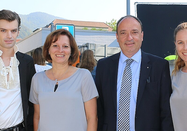Die Schauspieler Reto Stalder (l.) alias Fabio und Barbara Terpoorten alias Anna-Maria (r.) mit Gemeindeammann Markus Dieth und AKB-Chefin Ursula Sager.
