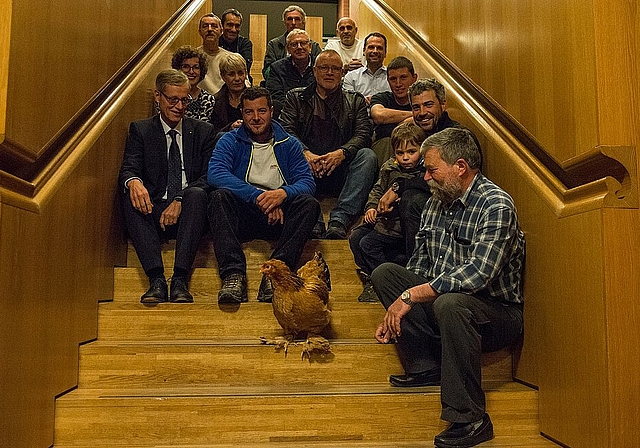 Der Hahn auf der Treppe mit allen beteiligten Helfern und Sponsoren.
