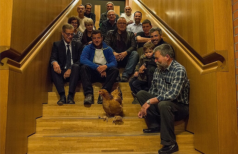 Der Hahn auf der Treppe mit allen beteiligten Helfern und Sponsoren.
