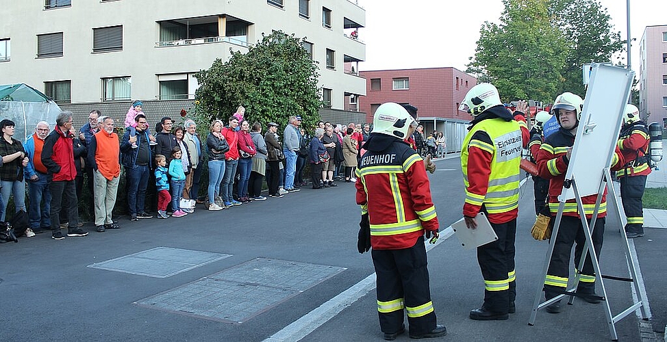 Zahlreiche Besucher versammelten sich, um der Feuerwehr bei ihrer Hauptübung zuzusehen.
