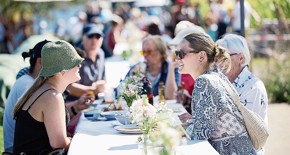 Lange Tafel an der Kantonsgrenze Im Sommer trafen sich die Menschen in Spreitenbach zur Tavolata. zVg/Regionale 25
