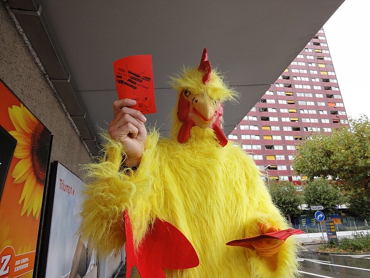Im Hühnerkostüm im Kampf für respektvollen Umgang miteinander. Bild: zVg
