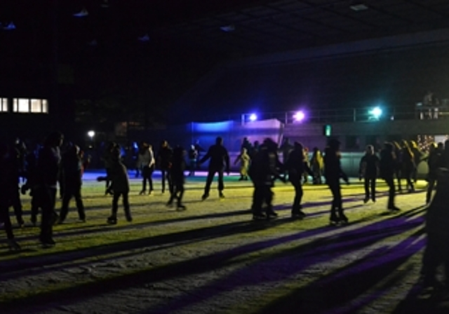 Lichteffekte sorgten für spezielle Stimmung an der Eisdisco im Tägi. Fotos: ll