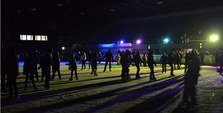 Lichteffekte sorgten für spezielle Stimmung an der Eisdisco im Tägi. Fotos: ll