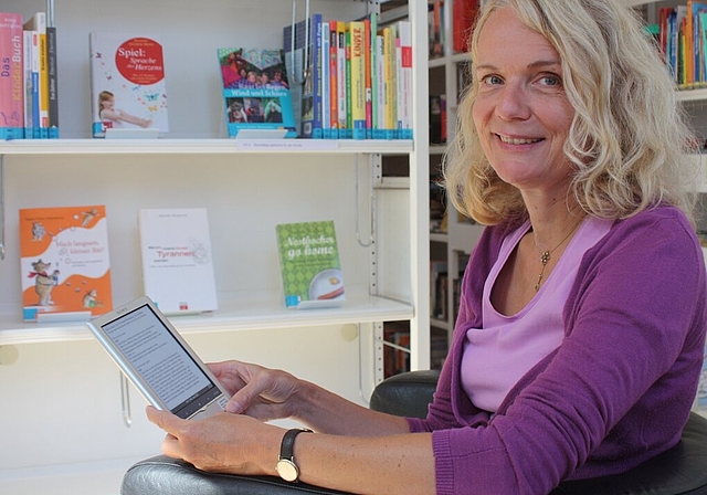 Katrin Diab beim Lesen mit einem E-Book-Reader in der Gemeindebibliothek an der Mattenstrasse.Foto: bär