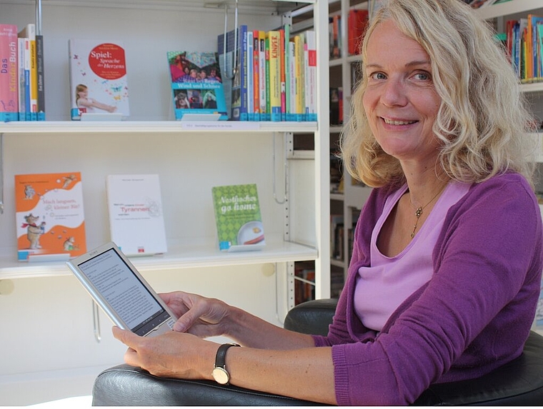 Katrin Diab beim Lesen mit einem E-Book-Reader in der Gemeindebibliothek an der Mattenstrasse.Foto: bär