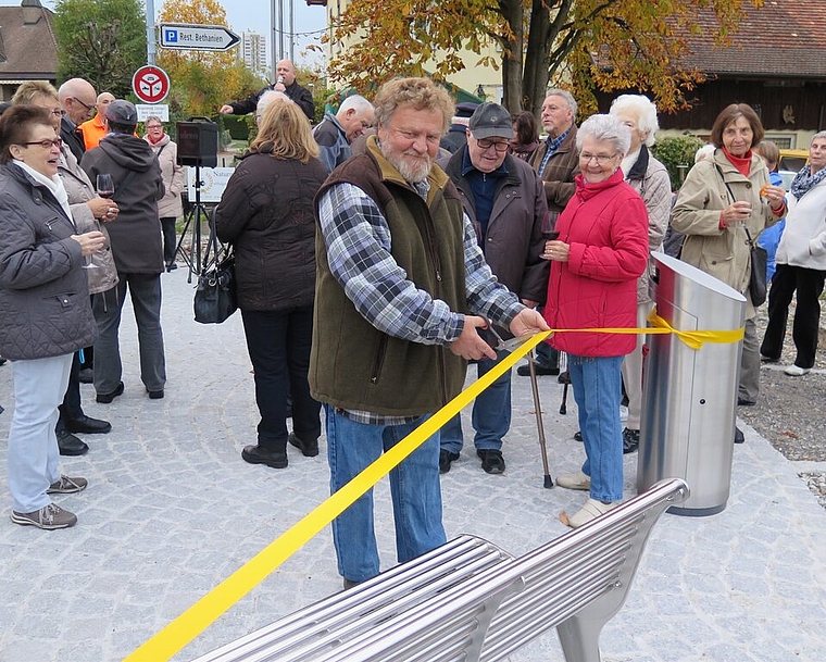 Werner Hauenstein, der den Platz mit seiner Firma gestaltet hat, durchschnitt das Band und eröffnete den Platz offiziell. Fotos: ska