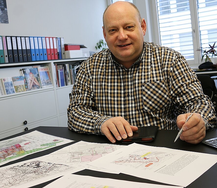 Valentin Schmid vor den Plänen der verschiedenen Buslinienführung.Foto: bär