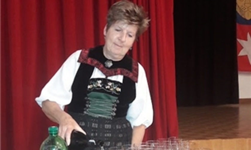 Trachtenverein servierte den Apéro.
