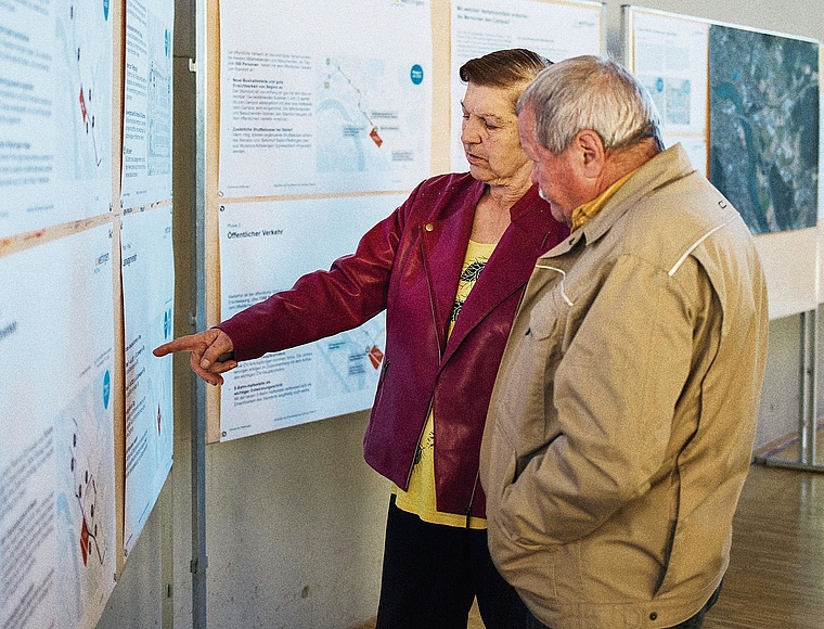 Interessierte informieren sich über die geplante   Entwicklung im Tägerhard. Valentin Hehli