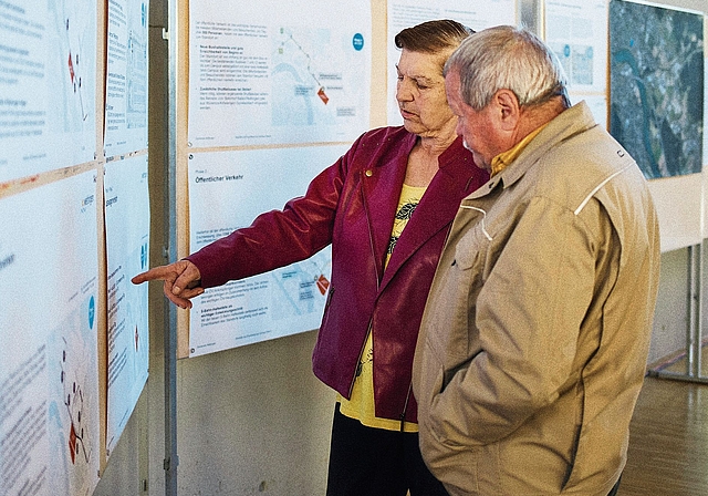 Interessierte informieren sich über die geplante   Entwicklung im Tägerhard. Valentin Hehli