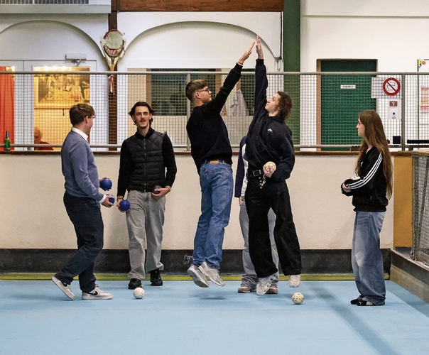 Gratulation mit Handschlag in der Luft.gk