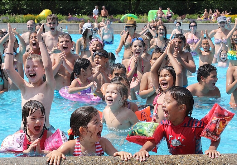 Lachende und kreischende Kinder an der Poolparty im Gartenbad Tägi am Sonntag. Foto: bär