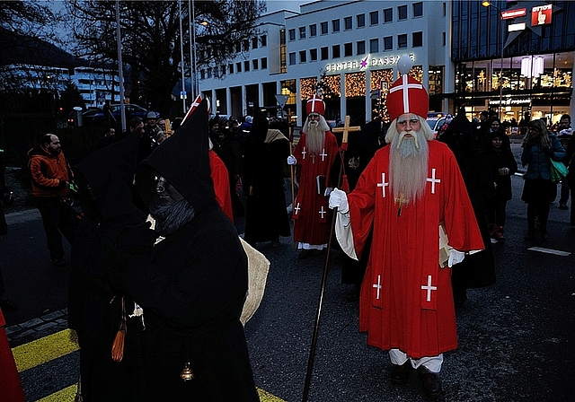 Chlauseinzug auf dem Zentrumsplatzmit vielen Besuchern.Fotos: bär/zVgVorstand Verein Ferienplausch Barbara Lüthi, Sandra Meier, Rita Berz, Mayte Sanchez.Gospelchor Neuenhof sang weihnachtliche Lieder auf dem Zentrumsplatz.Thomas Meier mit Timea und