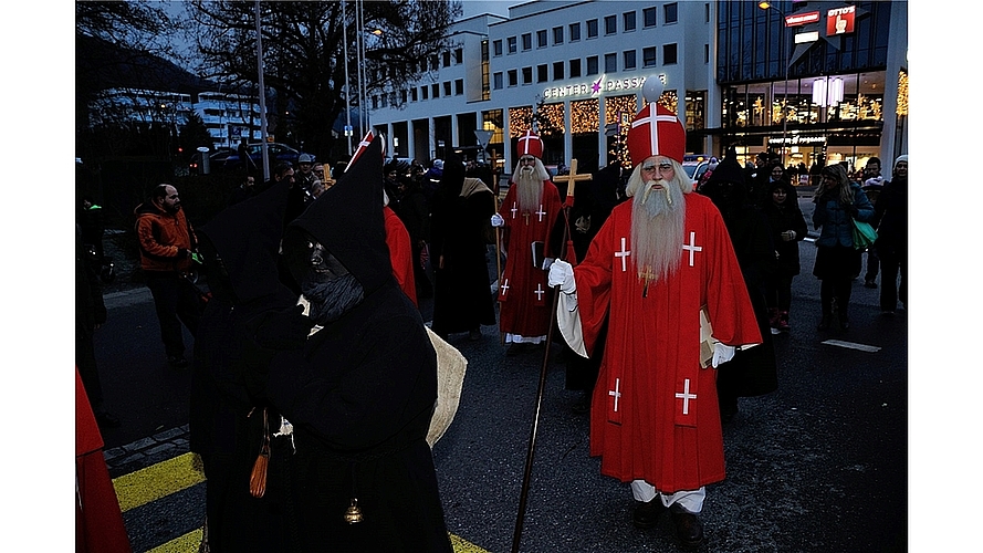 Chlauseinzug auf dem Zentrumsplatzmit vielen Besuchern.Fotos: bär/zVgVorstand Verein Ferienplausch Barbara Lüthi, Sandra Meier, Rita Berz, Mayte Sanchez.Gospelchor Neuenhof sang weihnachtliche Lieder auf dem Zentrumsplatz.Thomas Meier mit Timea und Chlauseinzug auf dem Zentrumsplatzmit vielen Besuchern.Fotos: bär/zVgVorstand Verein Ferienplausch Barbara Lüthi, Sandra Meier, Rita Berz, Mayte Sanchez.Gospelchor Neuenhof sang weihnachtliche Lieder auf dem Zentrumsplatz.Thomas Meier mit Timea und Fabian.Kirchenpflegepräsidentin Claudia Chapuis, Gemeindeleiterin Ulrike Zimmermann sowie Nicolas und François Chapuis (v.r.).Kerzenziehen auf dem Zentrumsplatz.