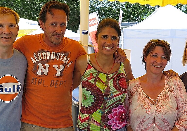 Bereit Die OK-Mitglieder Daniel Huggler, Patrick Huber, Karin Wild, Franziska Arnold und Helferin Marcia Meier (v.l.). Gemeinderat Nico Kunz (Mitte) mit freiwilligen Helferinnen und Helfern in der Festbeiz im Einsatz. Fotos: ska/bär Patrick Wernli, 