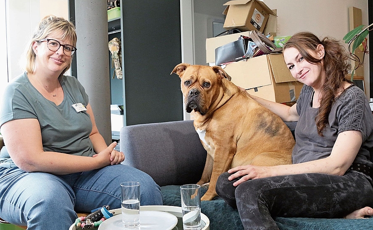Psychiatrie-Spitex vor Ort: Sabrina Hug (l.) besucht Isabella Heykal einmal pro Woche – mit dabei Bordeaux-Dogge Molly.Bild: Melanie Bär