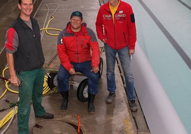 Geben dem Bad zwei Tage vor der Eröffnung den letzten Schliff: Simon Studer und Roman Eberhard mit Gemeinderat Toni Möckel (v. l.). Foto: bär