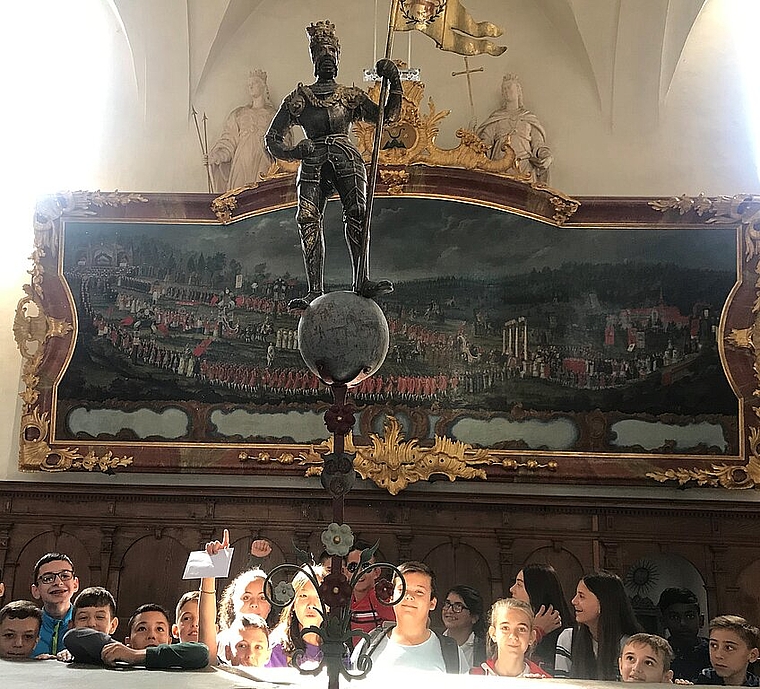 Die Primarschüler aus Neuenhof begutachten die Skulptur von Ritter Heinrich von hinten. Melanie Bär