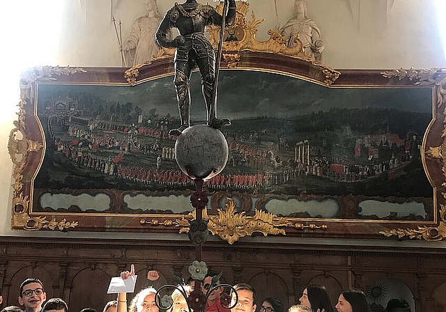 Die Primarschüler aus Neuenhof begutachten die Skulptur von Ritter Heinrich von hinten. Melanie Bär