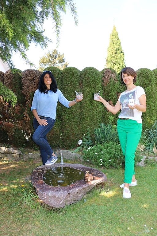 Mit ihrem eigenen Gin: Karin Wild (l.) und Sarah Wiederkehr. Melanie Bär