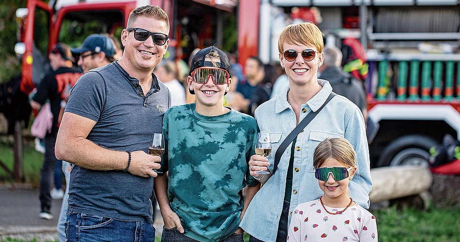 Diese Familie aus Würenlos geniesst die Feuerwehrübung sichtlich. Diese Familie aus Würenlos geniesst die Feuerwehrübung sichtlich.