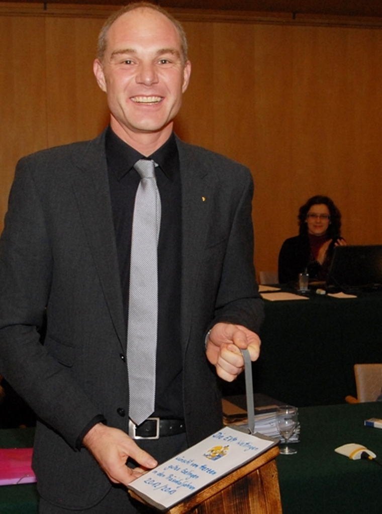 Marco Kaufmann bekam nach der Wahl ein Vogelhäuschen geschenkt.wal
