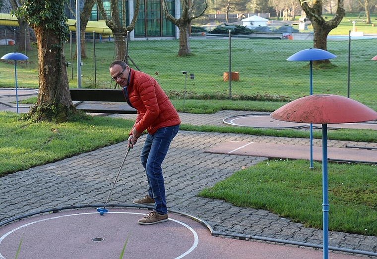 Tägi-Betriebsleiter Kudi Müller vor der Eröffnung in der Minigolf-Anlage. bär